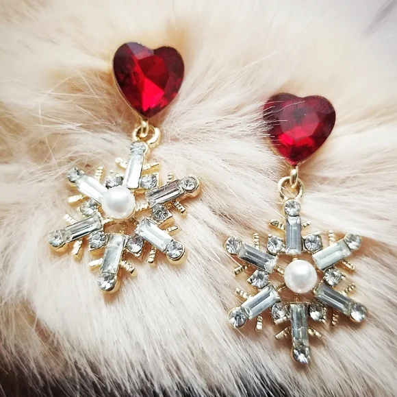 🍒NEW🍒 WINTER WONDERLAND DROP EARRINGS - Picture 2 of 9